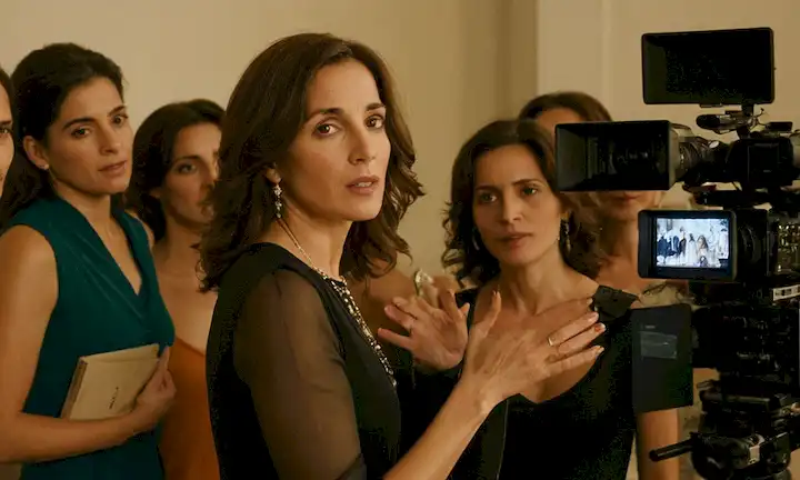 Isabel Coixet dirigiendo un grupo de actrices españolas en una película globalmente exitosa, destacando el poder y el alcance del cine como herramienta de cambio social.