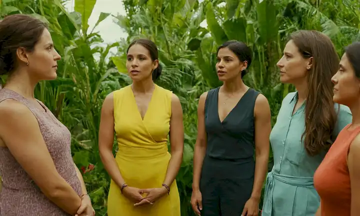 Actriz y activista del clima, entre ocho mujeres dedicadas al cambio ambiental e influencia dentro de las redes mundiales (presumably discussing their achievements in this area).