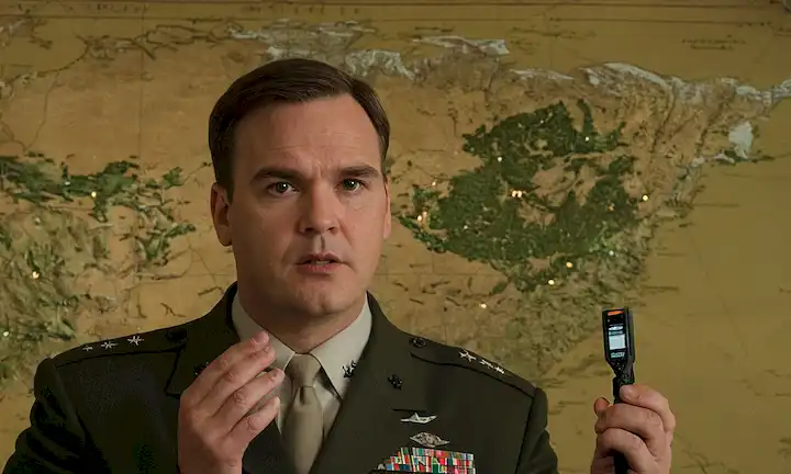 Man interpreting satellite images with military-grade tools. La cita se atribuye al autor John Gray y discute el conflicto inherente a la diplomacia. Para mantener la claridad, se ha omitido el texto completo.
