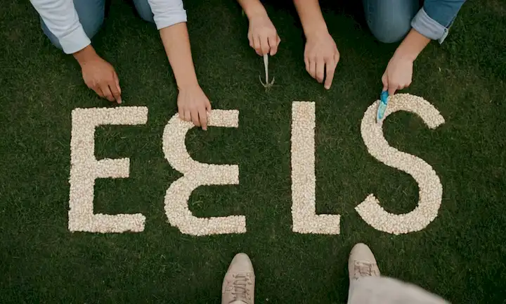 Un grupo de personas plantando semillas ecológicas con Sustentable escrito en letras grandes, mientras que un alegre Joselito simboliza el compromiso de construir un futuro mejor. La imagen cuenta con vegetación y plantas diversas en un espacio abierto rodeado de texto que se refiere a actividades ecológicas. El objetivo es la naturaleza y la sostenibilidad.