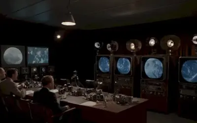 Las teorías de conspiración de aterrizaje en la Luna debatieron en una pantalla oscura rodeada de carretes de película y cámaras vintage.