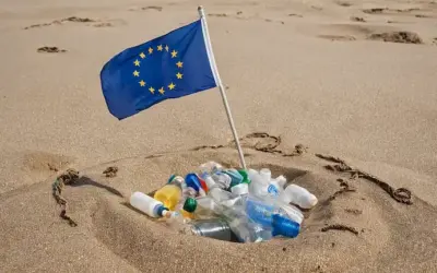 Una bandera de la Unión Europea con un símbolo de reciclaje sobre ella