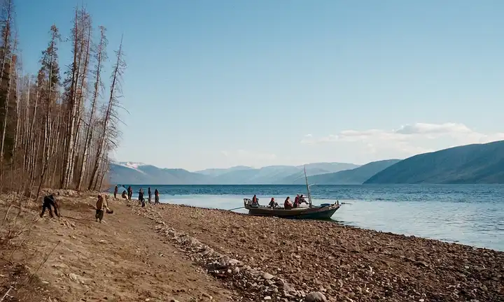 Barcos tomando agua alrededor de las costas y playas de Baikal debido a amenazas ambientales tales como contaminación, pesca, " turismo excesivo causando daños al ecosistema. (Un artículo informativo sobre cuestiones ecológicas en Baikal.)