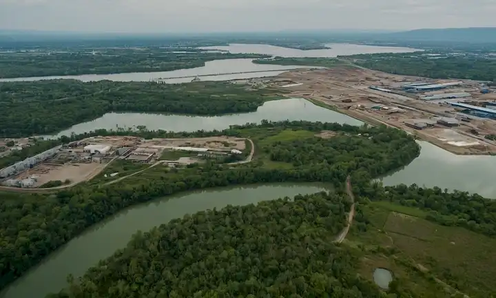 Una imagen impactante capturando la esencia de un lago tranquilo, rodeado de urbanización espumoso y desarrollo industrial, con la conservación ecológica en mente. Esta frase habla del futuro de dos tipos de cuerpos de agua, lagos Ambrozs, y su lucha contra la minería y el desarrollo urbano. La frase describe la necesidad de pensar concienzudamente en la gestión de ambas áreas considerando la protección ambiental.