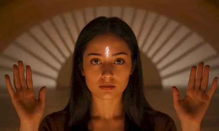 Persona meditando con palmas arriba, con efectos de luz y sombra que rodean su rostro. Este es el poder de la memoria colectiva: ¿por qué recordamos tales horribles acontecimientos? El fondo contiene símbolos que se asemejan a culturas antiguas y tecnología moderna, rodeado de marcas de preguntas y explicaciones sobre los misterios de la memoria humana. Esto también parece superponerse con una superposición de texto discutiendo el concepto de recordar en detalle con fines de interpretación académica desde su escritura en un estilo académico profesional.
