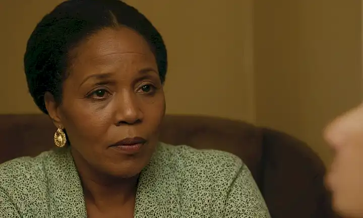 Una persona corriente discutiendo diversas referencias culturales que evocan el Efecto Mandela o resonancia emocional, ilustrando la memoria colectiva y experiencias compartidas a través de narración narrativa. Esto podría incluir narrativas como las que rodean escenas de películas memorables (por ejemplo, la madre de la muerte de Bambis) o eventos, destacando su significado e impacto en el público en todo el mundo.