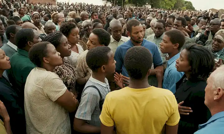 Crowds discutió detalles de un documental sobre el impacto del legado de Nelson Mandelas, con puntos de discusión centrados en la formación individual y colectiva de memoria. En palabras simples para un niño de cinco años: Un grupo de personas hablando de lo importante que es recordar la historia de Mandelas.