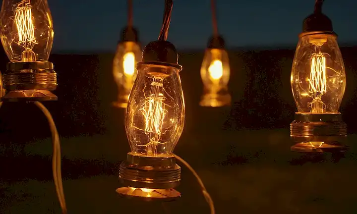 Se muestran figuras iluminadas creadas por chispas eléctricas naturales en los aisladores.
