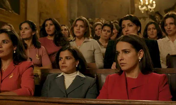 Las mujeres españolas bajan a una posición más baja; las consecuencias económicas destacan entre ilustraciones de diversas mujeres que trabajan juntas. La frase Womens Progress Score (MPS) de PIMEC significa esto. Una posible interpretación es cómo la cuestión de los derechos de las mujeres ha afectado a España y lo que salió mal tan evidente por la caída del índice.