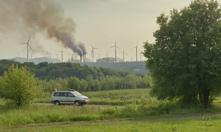 Bosque verde con árboles en diferentes formas y tamaños, humo subiendo de fábricas o automóviles, paneles solares o turbinas eólicas a distancia, manos con créditos de carbono o certificados, una persona sonriente plantando un árbol