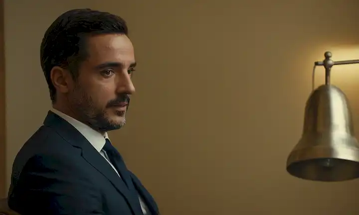 Chatbot impulsado por AI conversando con los usuarios sobre asuntos legales en España. El lenguaje de los chatbots incluye tanto el inglés como el español, con capacidades de inteligencia artificial para entender las consultas de los usuarios o las declaraciones hechas en cualquier idioma, proporcionando así respuestas rápidas y precisas relacionadas con asuntos legales dentro del sistema jurídico español.