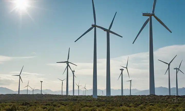 Turbinas de viento con cuchillas en varias formas y tamaños, diferentes alturas de torre, y diversos entornos ambientales, como zonas costeras o desiertos, con soleados cielos azules o condiciones climáticas nubladas, posiblemente con una silueta de montañas o bosques en el fondo