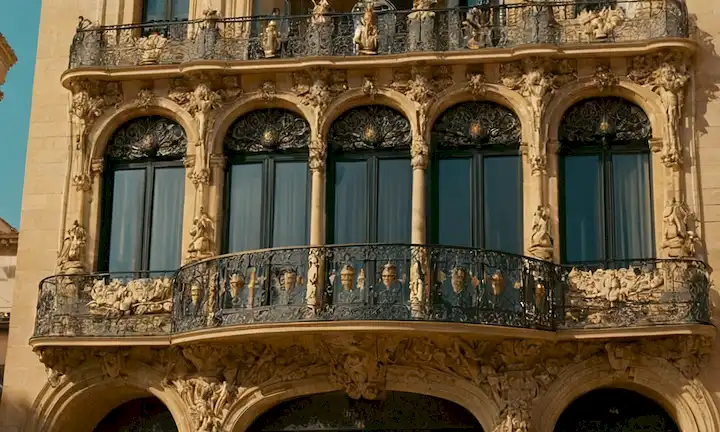 Construyendo fachada con elementos arquitectónicos ornamentados que muestran el genio e innovación del arquitecto visionario catalán Ignacio Vicens durante su época. La esencia encapsulada dentro de esta declaración sucinta es un homenaje a su espíritu pionero y su profundo impacto en la arquitectura, encapsulando valores atemporales que encarnan a las humanidades belleza inherente en el diseño.