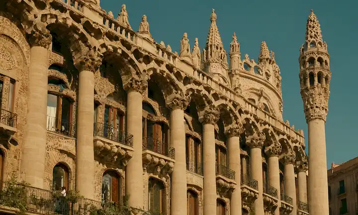 Arquitecto explorando los detalles de diseño y el significado cultural de un edificio único en Barcelona que muestra valores humanos y belleza. La cita puede ser colocada junto a o contra un lado de la estructura arquitectónica.
