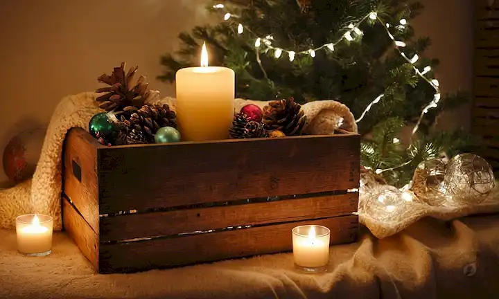 Cástago de madera rústica, luces de cuerda de dos colores, recipientes de vidrio reutilizados, velas, pinos, ramas siempre verdes, adornos vintage, coloridos pedazos de tela, mantas suaves, almohadas acogedoras, elementos naturales como hojas y ramitas, y un ambiente minimalista pero encantador