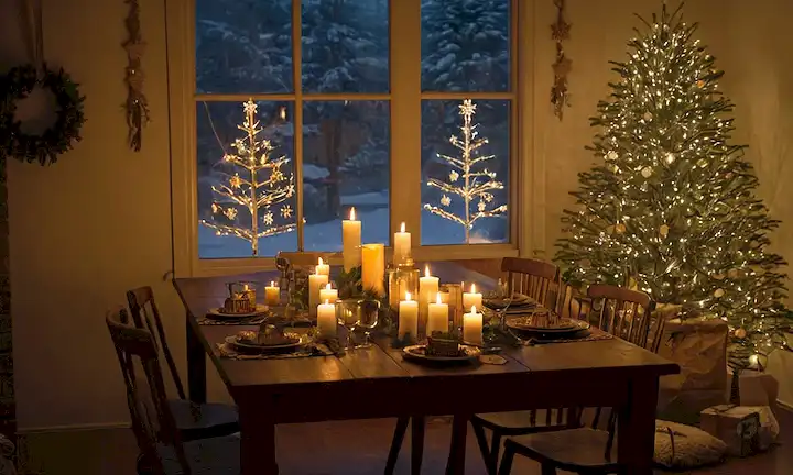 Árboles verdes, velas encendidas sobre una mesa, acogedor decoración casera, regalos sostenibles envueltos en papel reciclado, luces festivas strung alrededor de plantas, bolsas reutilizables llenas de golosinas estacionales, adornos ecológicos colgando de ramas, copos de nieve cayendo suavemente fuera de una ventana cálida y acogedora, fibras naturales utilizadas para artesanías de vacaciones