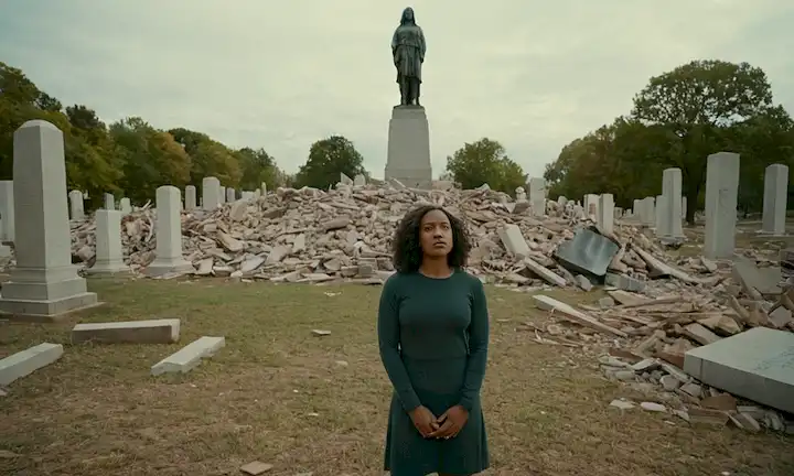 Una mujer determinada en medio de los escombros, usando su determinación y fuerza para construir un símbolo de esperanza contra el afeitado corporal. La cámara se centra en su cara mientras mira el monumento mismo creado por los desafíos que enfrenta. Un mensaje poderoso que destaca a las mujeres superando barreras para crear algo nuevo, hermoso y admirable.