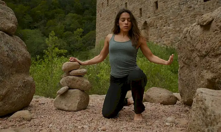 Noa Sánchez usando su cuerpo como lienzo para ilustrar la frase con rocas que trataron de tirarme, construí un castillo - La lucha contra el afeitado del cuerpo.