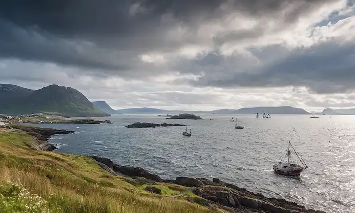pescador cosechando algas, verde paisaje costero con fiordos, veleros con turbinas eólicas, corrientes oceánicas girando bajo la superficie, escuelas de salmón y bacalao nadando libremente, faros de alto contra cielos dramáticos, redes de pesca sostenibles siendo reparadas, pastos marinos ondulando en suaves olas, un pequeño pueblo encaramado en la orilla del acantilado, Norways rugosa costa estirando hacia horizonte distante
