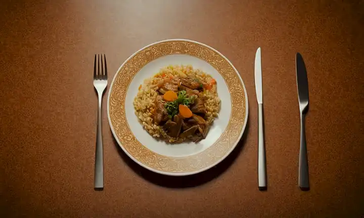 Un plato de comida equilibrada y un tenedor, con un patrón sutil de inspiración asiática en el fondo.