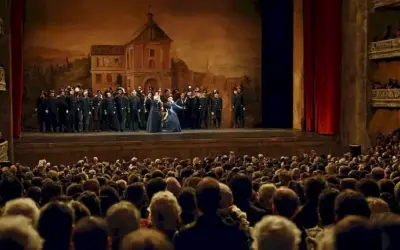 Una multitud excitada con la espectacular actuación de La Hija de Javert en una ópera española en Villanueva de la Vera. La entrega fascinante cautiva su interés.