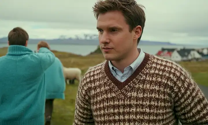 Persona explorando Reykjavik y disfrutando del estilo de vida local mientras usa suéteres islandeses como ovejas. Título de mi libro, destacando el país y el sentido de la comunidad.