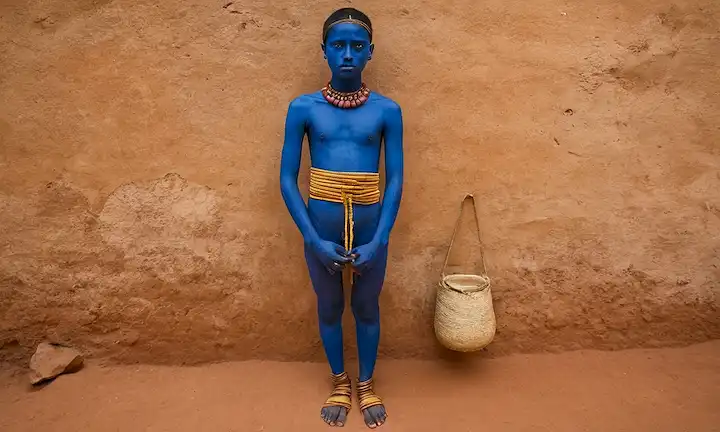 Evocando los tonos místicos del arte precolonial sudamericano a través de la lente del arte primitivo ultramarino, una pintura de dichos artistas muestra su interpretación única, mezclando el color y los temas mitológicos. Paso a paso: Primero identificar y comprender los elementos involucrados en el texto proporcionado. Los caracteres La Influencia, Primitivismo de Ultramaro , Místico del Color, Chamán de la Pintura son todos los términos relacionados con el arte o los artistas. Luego, romperlo en una sola frase de línea que efectivamente transmite el significado manteniendo la brevedad. Por último, considere posibles simplificaciones y abreviaturas. El proceso anterior nos lleva a la descripción de una línea: Evocando los tonos místicos del arte precolonial sudamericano a través de la lente del arte primitivo ultramarino. Está diseñado teniendo en cuenta la sencillez, pero proporciona suficiente contexto para que alguien que ya no está bien invertido en el mundo artístico entienda la esencia detrás de esta frase. El objetivo aquí era ser sucinto y claro mientras retenía un sentido de la historia del arte. La interpretación fue ilustrar cómo ciertos artistas están inspirados en el arte precolonial sudamericano y luego encarnando eso a través de su propio estilo de pintura, dando lugar al tema del arte primitivo ultramarino. Este tema podría referirse a cualquier intento de mantener elementos tradicionales/étnicos en el arte moderno, reflejando un legado colonial. También sugiere influencias de estilos de arte indígenas sudamericanos que a menudo fueron preservados o revividos a finales del siglo XIX y principios del XX por artistas como Místico de Color y Chamán de la Pintura. El uso de palabras como evocar implica que la pintura está tratando de imitar el espíritu de una época o tradición anterior, con el arte primitivo ultramarino insinuando influencias de estilos de arte colonial europeos, concretamente debido a que el ultramarino es un pigmento utilizado por los primeros pintores europeos. Esta descripción pretende pintar una imagen para alguien desconocido con el tema, ofreciéndoles contexto sin abrumar al lector.