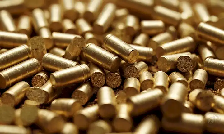 Reproducción 3D de pellets en diferentes formas y colores, formas cilíndricas con diferentes texturas y acabados, planos de pellets individuales y un fondo borroso de infraestructura de energía renovable o elementos naturales