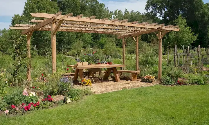 Viñas alrededor de trellises, vegetación exuberante, árboles frutales, insectos zumbidos entre flores, estanques naturales, paneles solares, turbinas eólicas, materiales reciclados, jardines comestibles, abejas que recogen néctar, mariposas que fluyen, fauna diversa, cercas de madera rústica, conservación del suelo, semillas plantadas a mano, pilas de compost