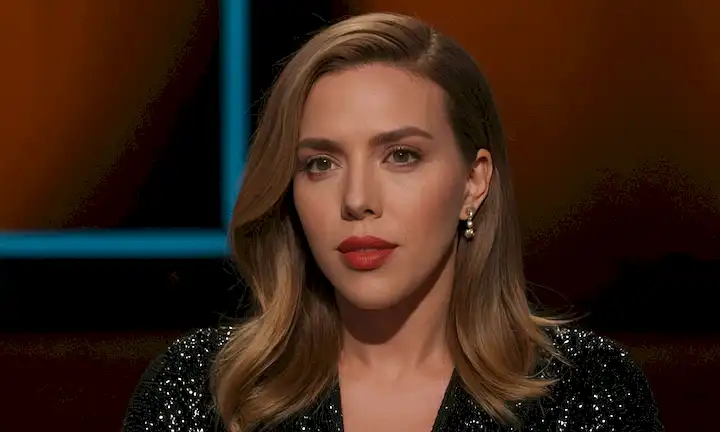 Una mujer discutiendo las diversas perspectivas y procesos creativos involucrados en alta sensibilidad, al tiempo que menciona nombres memorables como Scarlett Johansson y Kanye West. Esta breve descripción supone que el lector está familiarizado con el título de libros, La Alta Sensibilidad: Una Visión Más Compasiva del Mundo de Alta Sensibilidad: El Secreto Creativo de Scarlett Johansson y Kanye West.