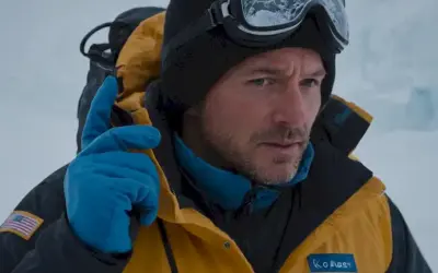 Un valiente explorador antártico que supera los desafíos de hielo al tiempo que destaca las maravillas de las proteínas anticongelantes durante los esfuerzos sub-cero. Esto podría abarcar un pasaje sobre una ardua historia de supervivencia antártica o un segmento iluminador de un estudio científico sobre la funcionalidad de la proteína
