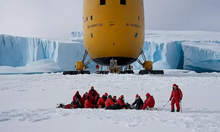 En un dramático paisaje antártico con equipos científicos y miembros del equipo mostrando perseverancia humana, como se muestra en la cautivadora película La AFP: Un símbolo de la maravilla de la vida de El pez hielo: Adaptación antártica y la maravilla de la proteína anticongelante.