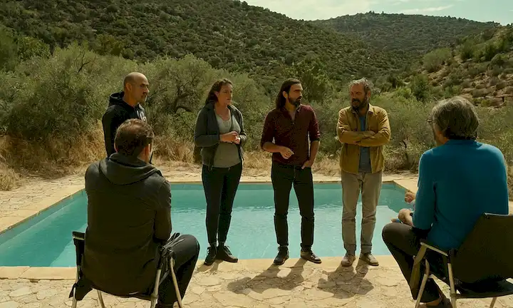 Grupo de activistas ambientales discutiendo su postura sobre las piscinas que se utilizan como refugios naturales durante la sequía en Cataluña. Poniendo de relieve la importancia de los principios de conservación y sostenibilidad del agua. El escenario podría ser una discusión de grupo o individuos hablando en cámara, con visuales mostrando la lucha contra la escasez de agua y los esfuerzos de conservación. En esta descripción de línea única, he mantenido el contexto relacionado con cuestiones ambientales y de sostenibilidad, manteniendo así el objetivo de los impulsos mientras me quedo en el formato breve.