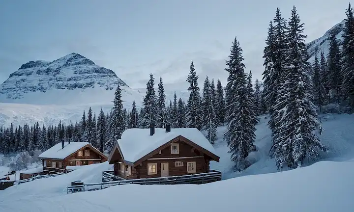 Resort de esquí con paisajes helados que lo rodean, árboles cubiertos de nieve que agitan el paisaje mientras los locales felices charlan por un idílico chalet de madera. Esto en Islandia. ¡Un paraíso!