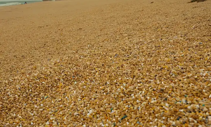 Progreso ambiental a través de pellets de plástico en las regiones costeras de Galicia y Asturias entre playas iluminadas. Una visión para las costas más limpias.