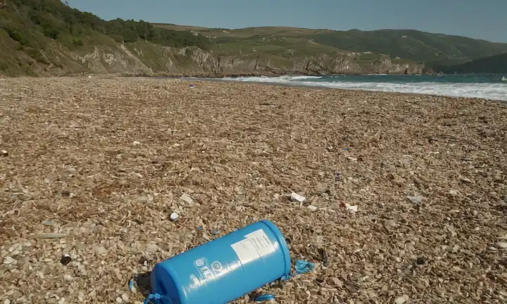 Global effort in response to environmental crisis caused by plastic waste pollution along beach of Galicia and Asturias. Caracterizada por la colaboración de grupos de naciones que participan en estrategias de reciclaje y eliminación de materiales no biodegradables, como pellets de plástico ligero. Este breve pasaje pone de relieve los esfuerzos internacionales realizados para abordar las cuestiones ambientales que se enfrentan en todo el mundo. En este caso, indica que si bien algunas regiones (como Galicia y Asturias) siguen padeciendo contaminación por residuos, estas zonas enfrentan un desafío global que todas las partes deben enfrentar juntas.