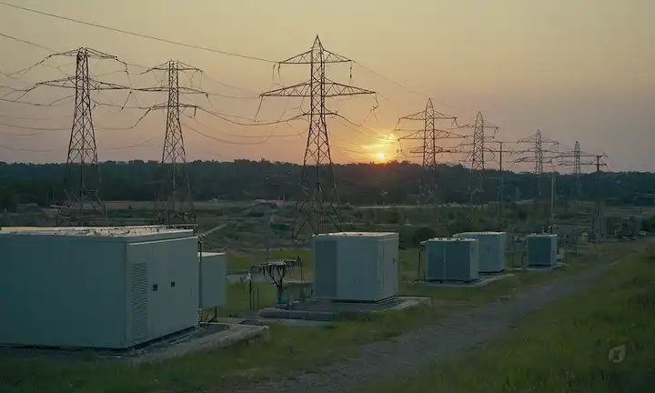 Escenas domésticas e industriales con líneas eléctricas, alambres y equipos eléctricos, como interruptores, transformadores y motores, en varios entornos como casas, fábricas y centros de datos, con sutiles toques de flujo energético o chispas para transmitir la idea de potencia eléctrica