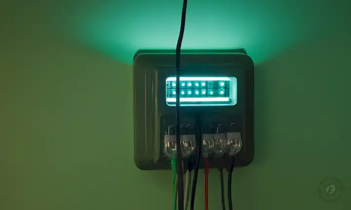 Circuito eléctrico, bombillas, alambres, medidor de potencia, enchufe, caja de fusibles, electrodomésticos, paneles eléctricos, chispas volando, azul y verde colores, iluminación brillante, fondo moderno limpio, formas abstractas