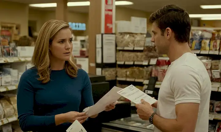 Cliente que vuelve a almacenar con la recepción después de encontrar artículos de precio incorrecto, acompañado por un socio de ventas confiable pero apologético. Poniendo de relieve que fue un error y cómo puede ser una oportunidad para mejorar mientras se mantiene el profesionalismo a través de la escucha activa.