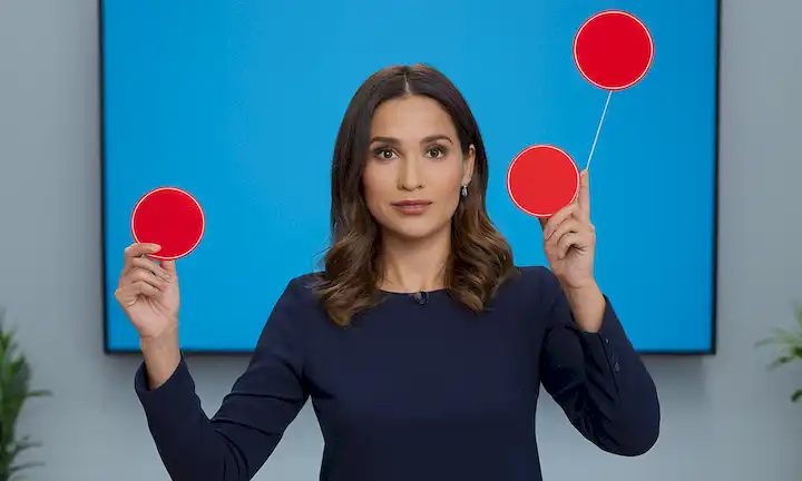 Persona frente a un fondo azul conteniendo dos elementos con un círculo rojo rodeado, con información y términos legales traducidos al inglés junto a él. El enfoque es la transparencia y el tratamiento de errores de precios en ventas online. Frase traducida: La importancia de la transparencia: Un factor clave para la fijación de precios justos de error - ¿Puedo reclamar por el precio incorrecto?