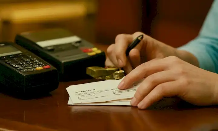 Comprender las deficiencias de los errores de precios y la capacidad de adoptar medidas jurídicas cuando se enfrentan a situaciones similares. Una persona discutiendo las complejidades de corregir precios incorrectos o errores en las transacciones comerciales en línea.