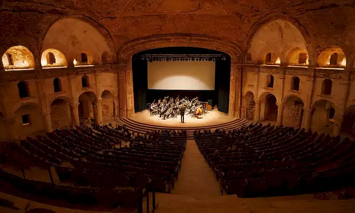 Una sala de conciertos en la ciudad española de Belchite, tocando una mezcla de sonidos folclóricos y experimentales durante una exposición que muestra el patrimonio cultural. (Esta referencia es sólo para los usuarios del idioma español - esta respuesta puede no ser comprensible para los lectores fuera de España o aquellos familiarizados con la cultura española.)