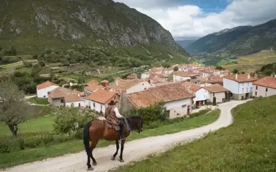 Hiker caminando por un paisaje montañoso pintoresco entre las casas tradicionales y la cultura local en España. La descripción es descriptiva del escenario
