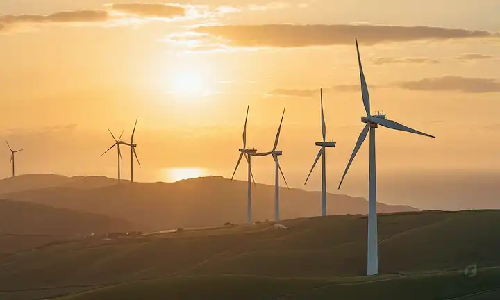 3 turbinas eólicas girando en diversas condiciones climáticas, al amanecer o al atardecer con nubes, colinas o fondo marino, hojas blancas o beiges girando constantemente