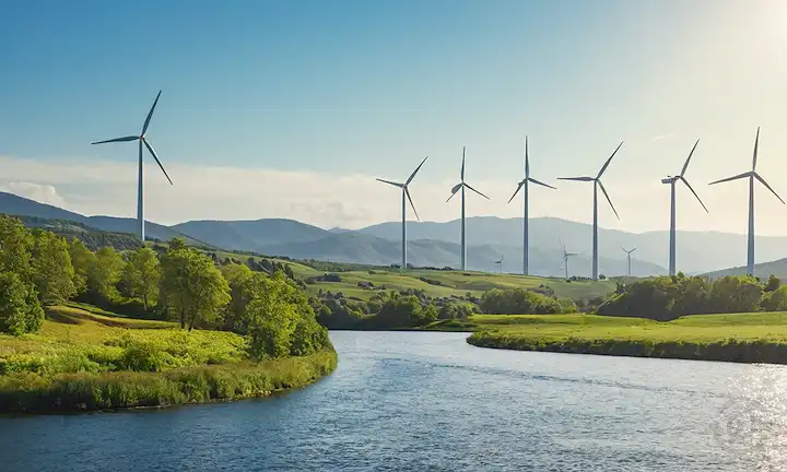 3 turbinas eólicas con cuchillas girando en cielo azul, paneles solares, paisaje verde, colinas onduladas, montañas distantes, luz solar que refleja agua, árboles exuberantes, hábitat natural para la vida silvestre, tecnología innovadora