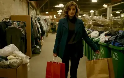 Persona sosteniendo bolsas de compras de varias tiendas