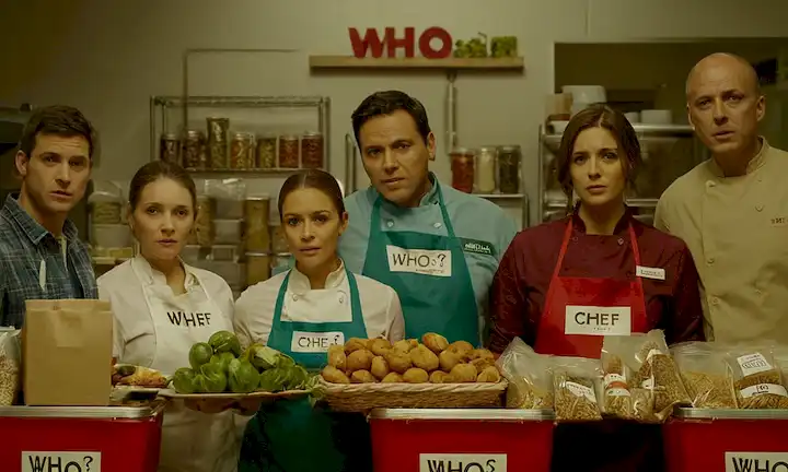 Grupo de personas que se reúnen en un contexto de embalaje de alimentos, con la frase ¿Quién es el chef? escrito en letras audaces. El subtítulo dice La lucha por la democracia alimentaria.