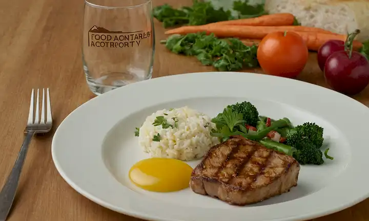 Un logotipo de la compañía para la Autoridad Alimentaria con palabras Modelo de negocio transparente y sostenible: El giro que restaura el comando de alimentos en letras atrevidas mientras que un tenedor y un cuchillo se colocan cerca. Estos símbolos representan una experiencia de alimentación saludable.