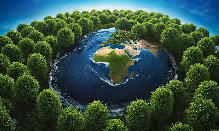 Planeta azul Tierra con gotitas de agua, ríos que fluyen a los océanos, vegetación que rodea fuentes de agua, dispositivos de ahorro de agua instalados en hogares y negocios, personas que se dedican a hábitos de conservación de agua como apagar los grifos, lavar las manos, etc, todo contra un fondo azul brillante que representa la sostenibilidad