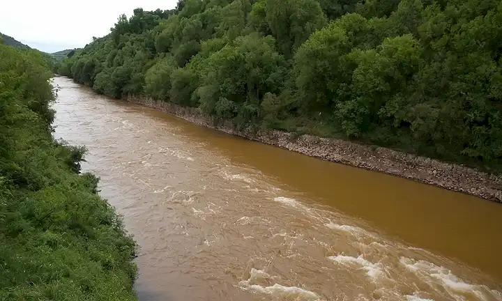 La ingeniería y los desafíos ecológicos como flujos de agua fluviales en la dirección opuesta y los esfuerzos para restaurar el flujo natural y el funcionamiento continúan en medio de preocupaciones de salud pública. (Traducción del español.)